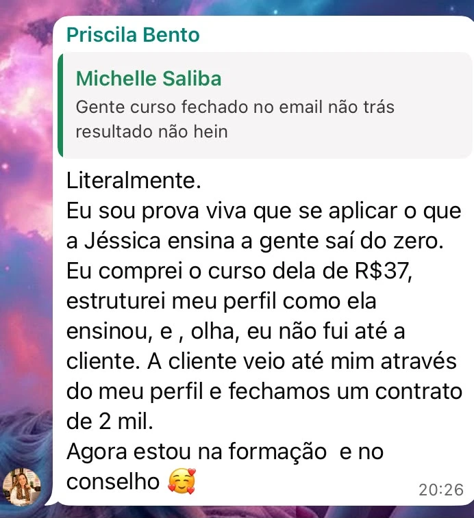 Print do depoimento de Priscila Bento, com dados de contato ocultos quando presentes